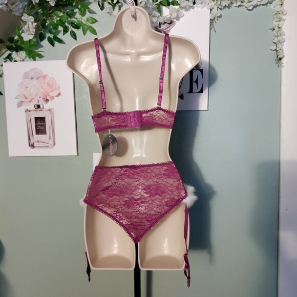 Sexy Christmas Lingerie Set With Attached Garter Straps. - Picture 5 of 7